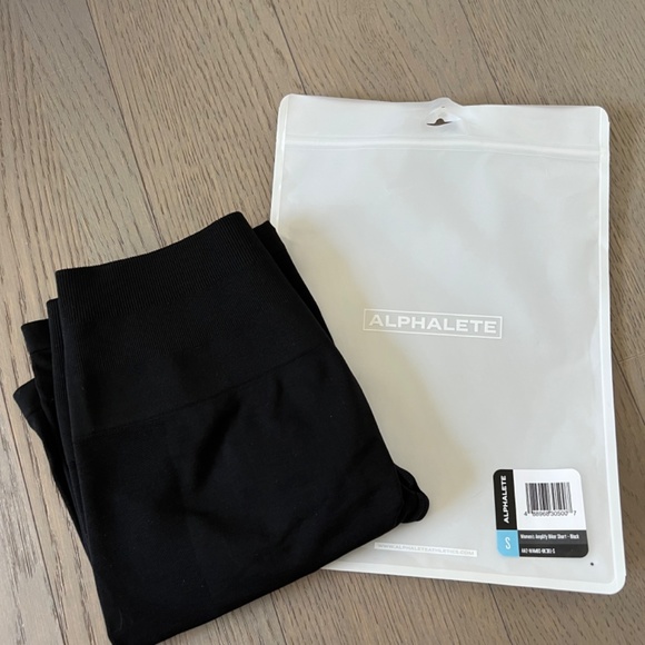 ALPHALETE - Women's Amplify Biker Short (Black - Small) - Picture 2 of 7